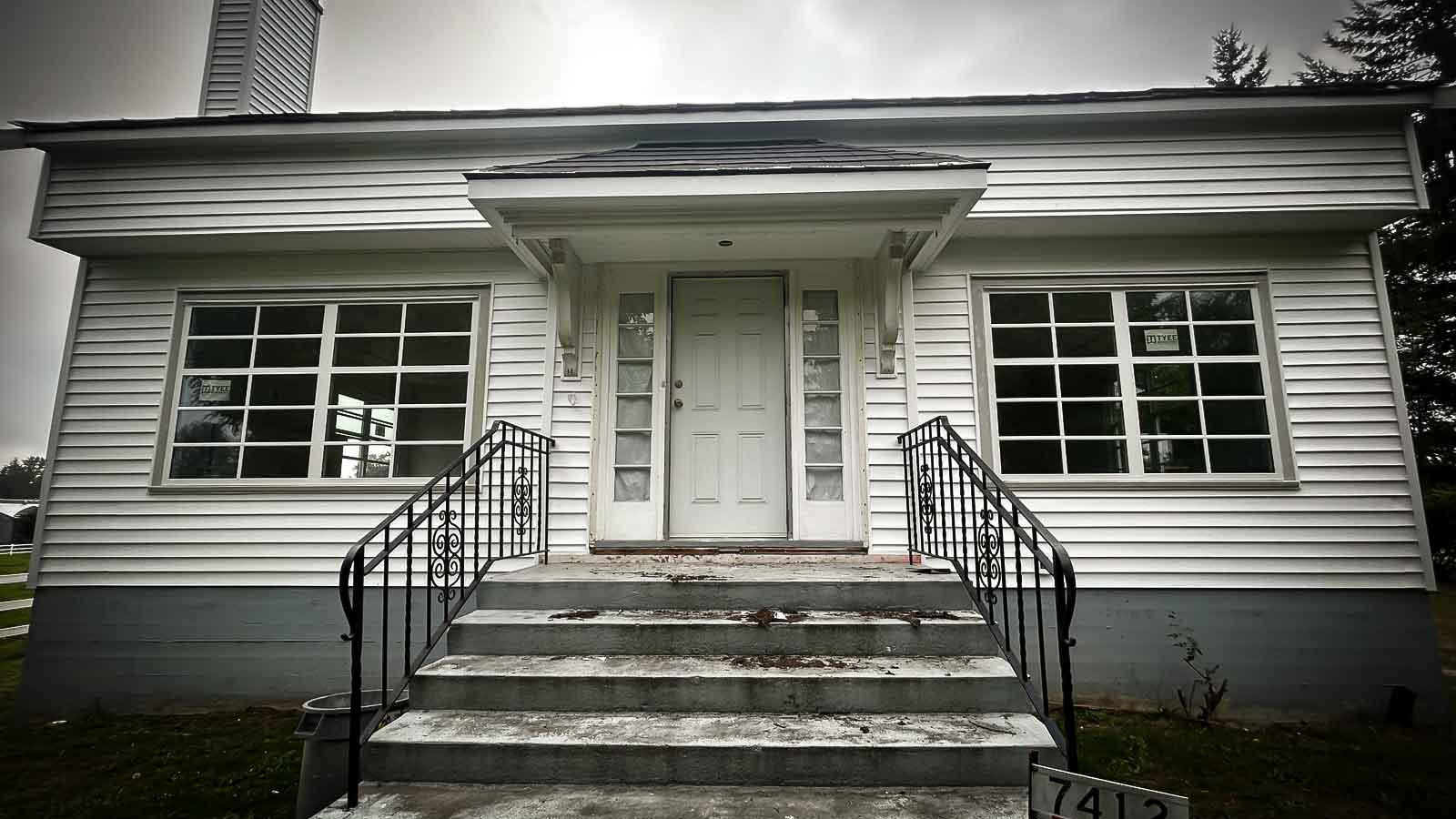 White home with aging paint